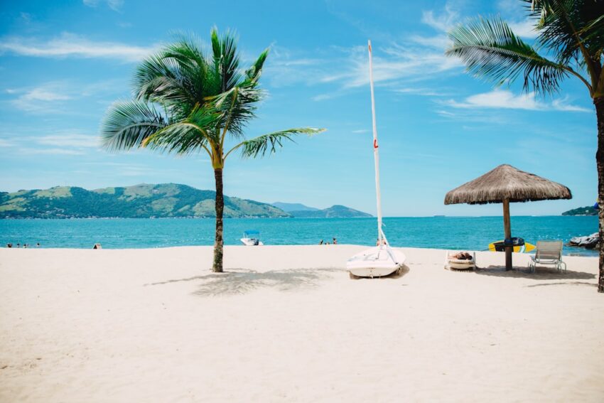 Photo Travelers enjoying beach